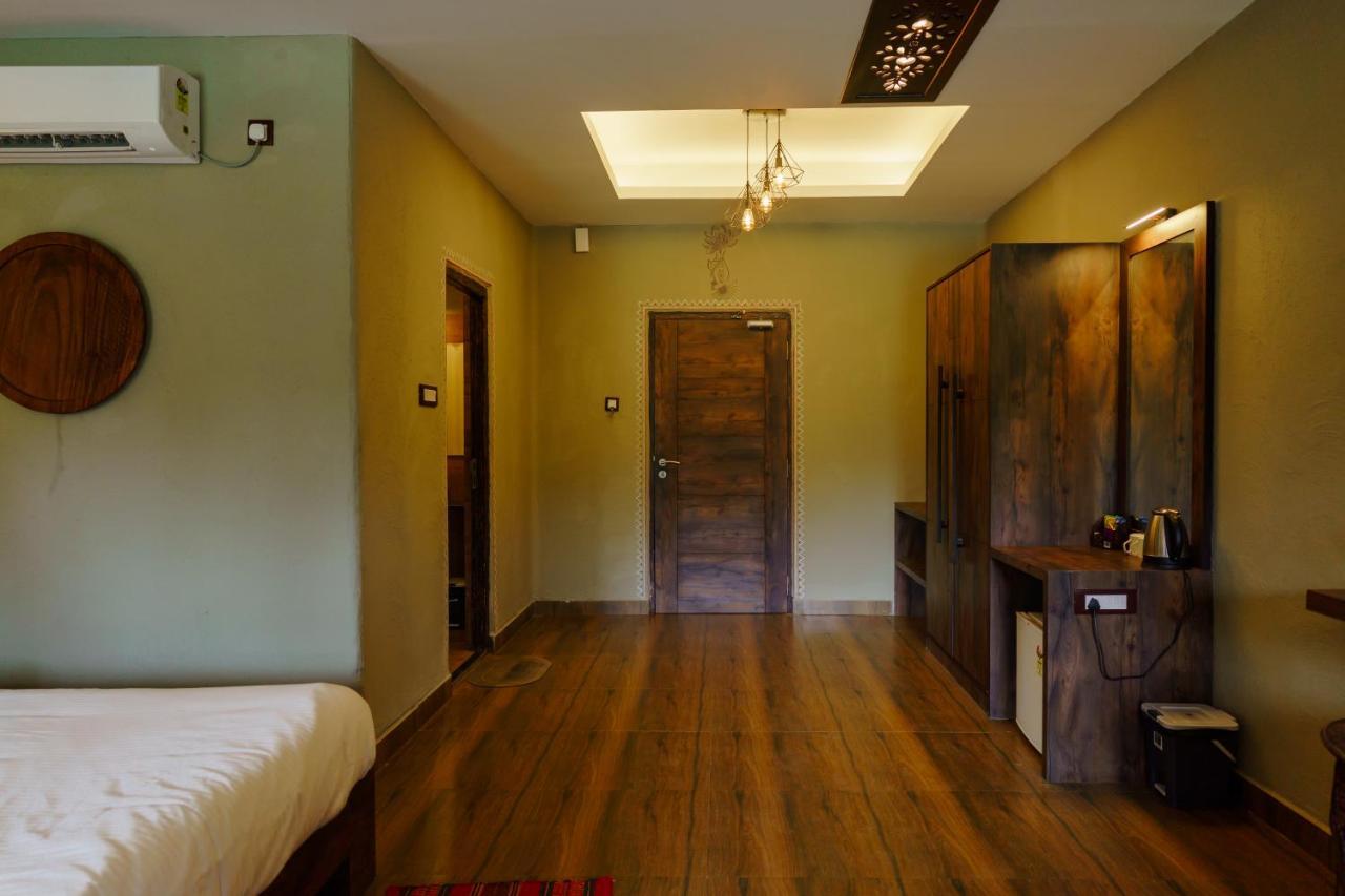 Breathing Earth - Rooms And Pool Calcutta Buitenkant foto